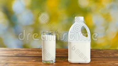 在木桌上放<strong>一瓶牛奶</strong>和一杯<strong>牛奶</strong>